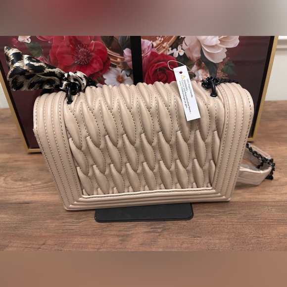 Elegant Beige Quilted Bag with Leopard Bag Scarf - Picture 9 of 12